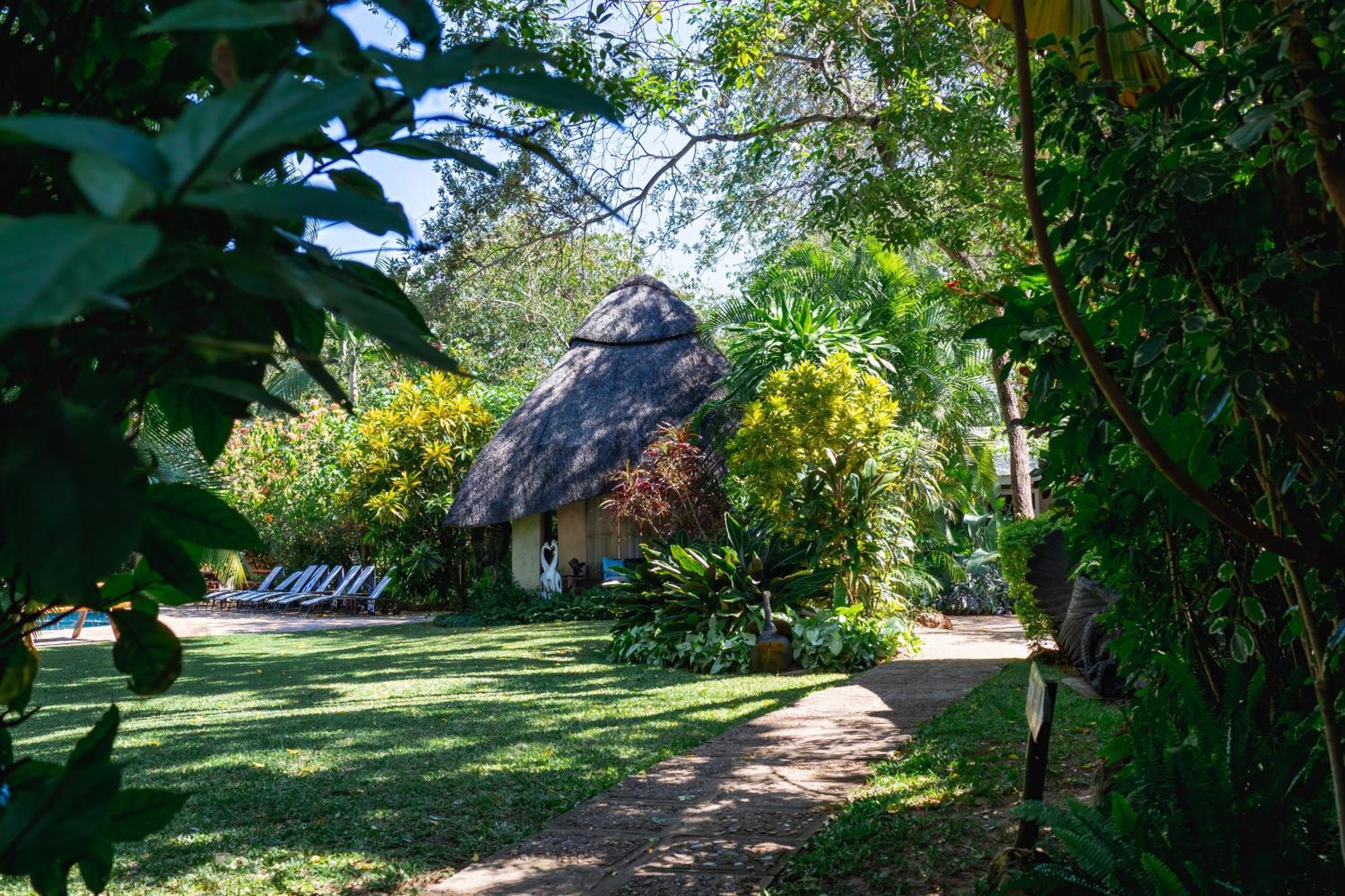 Bayete Guest Lodge Air Terjun Victoria Bagian luar foto